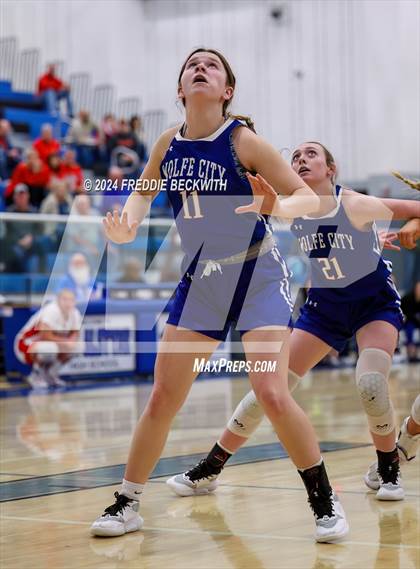 Thumbnail 2 in Muenster vs. Wolfe City (UIL 2A Bi-District) photogallery.