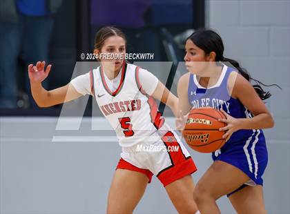 Thumbnail 1 in Muenster vs. Wolfe City (UIL 2A Bi-District) photogallery.