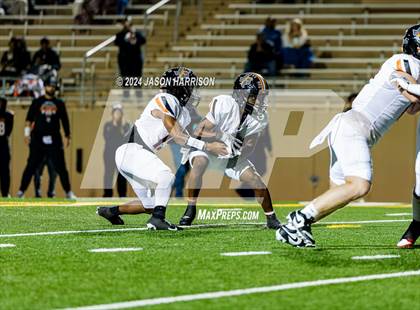 Thumbnail 3 in Ferris vs. Van Alstyne (UIL Football 4A Region 2 Bi District) photogallery.