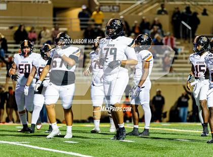 Thumbnail 2 in Ferris vs. Van Alstyne (UIL Football 4A Region 2 Bi District) photogallery.