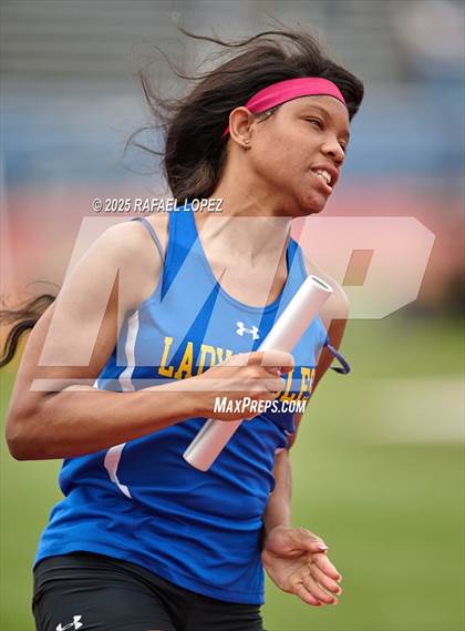 Thumbnail 2 in Dave Bethany Relays (4x200M) photogallery.