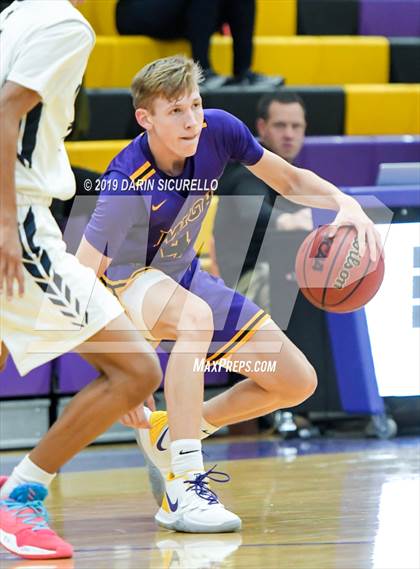 Thumbnail 1 in Mesa vs. Desert Vista (Fear the Hop Tournament) photogallery.