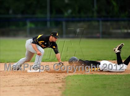 Thumbnail 2 in Hand vs. Amity Regional (SCC Semifinal) photogallery.