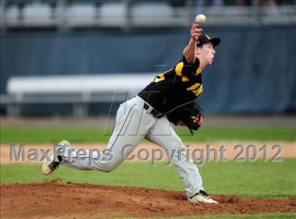 Thumbnail 2 in Hand vs. Amity Regional (SCC Semifinal) photogallery.