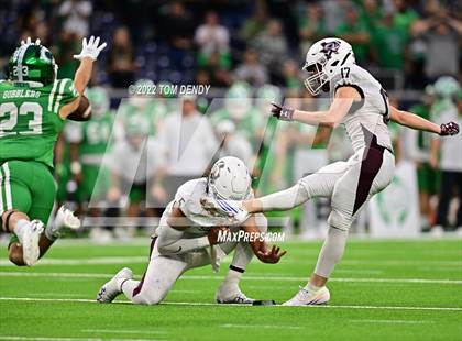 Thumbnail 1 in Cuero vs. Silsbee (UIL 4A Div 2 Region 3 Final) photogallery.