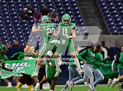 Thumbnail 1 in Cuero vs. Silsbee (UIL 4A Div 2 Region 3 Final) photogallery.