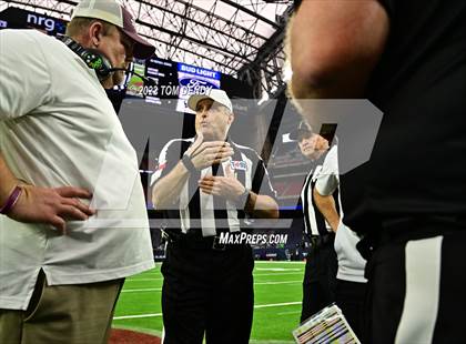 Thumbnail 2 in Cuero vs. Silsbee (UIL 4A Div 2 Region 3 Final) photogallery.
