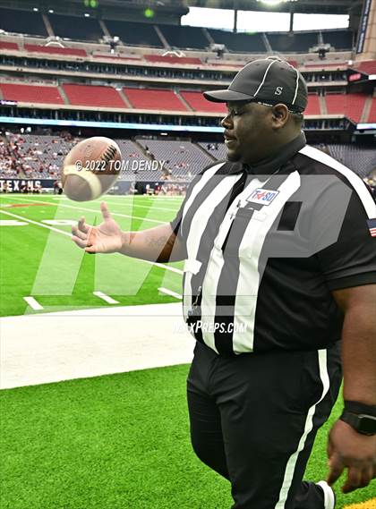 Thumbnail 2 in Cuero vs. Silsbee (UIL 4A Div 2 Region 3 Final) photogallery.