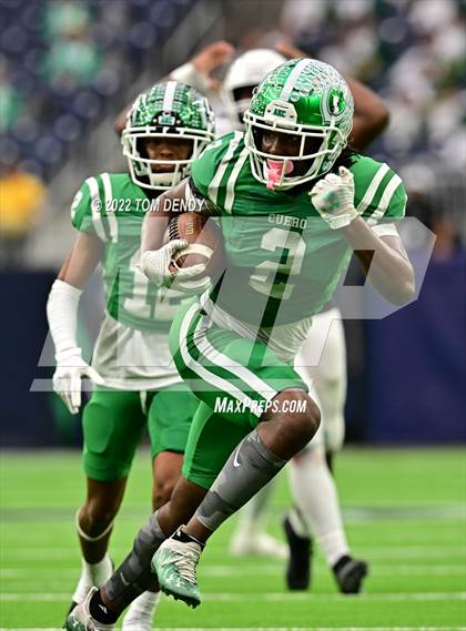 Thumbnail 1 in Cuero vs. Silsbee (UIL 4A Div 2 Region 3 Final) photogallery.
