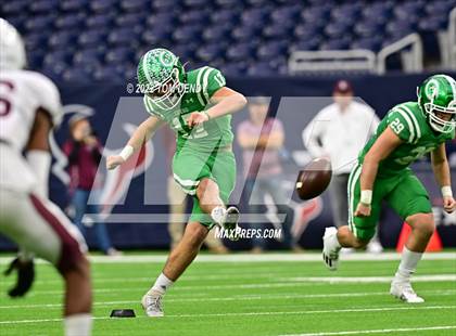 Thumbnail 3 in Cuero vs. Silsbee (UIL 4A Div 2 Region 3 Final) photogallery.