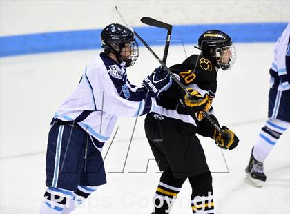 Thumbnail 3 in Daniel Hand vs. East Catholic (CIAC DII Semifinal) photogallery.