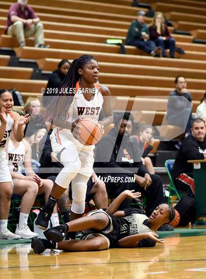 Thumbnail 1 in West vs Spring Valley (Gator Winter Classic) photogallery.