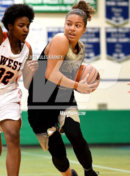 Thumbnail 1 in West vs Spring Valley (Gator Winter Classic) photogallery.