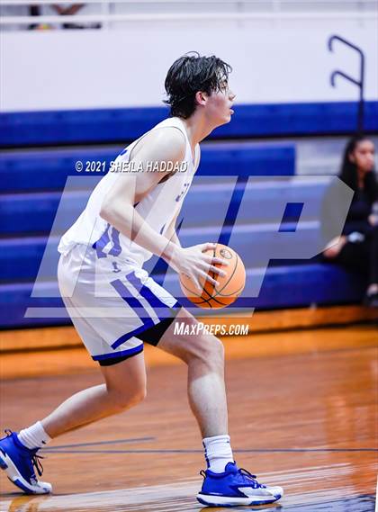 Thumbnail 3 in Sumner @ Jesuit  (Invitational) photogallery.