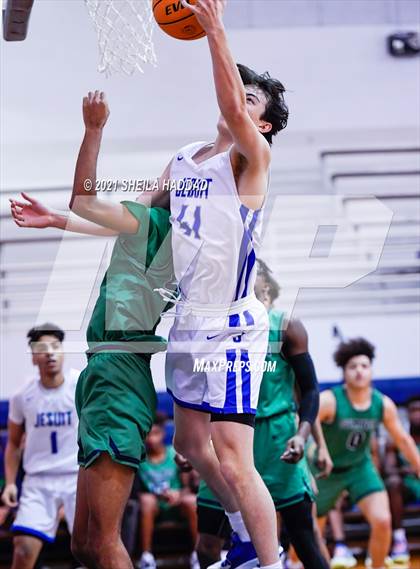 Thumbnail 1 in Sumner @ Jesuit  (Invitational) photogallery.