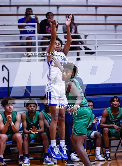 Thumbnail 2 in Sumner @ Jesuit  (Invitational) photogallery.