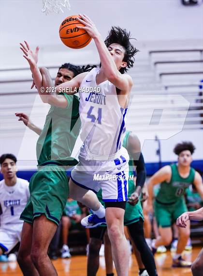 Thumbnail 2 in Sumner @ Jesuit  (Invitational) photogallery.
