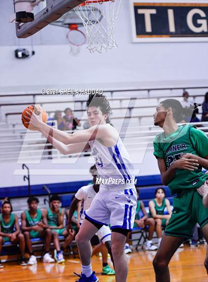 Thumbnail 1 in Sumner @ Jesuit  (Invitational) photogallery.