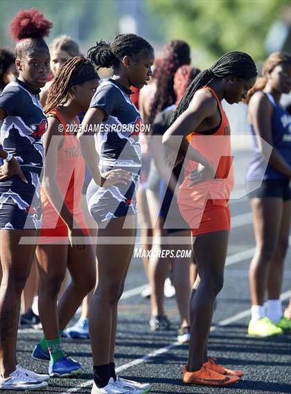 Thumbnail 2 in Gateway Conference Championships (400m) photogallery.
