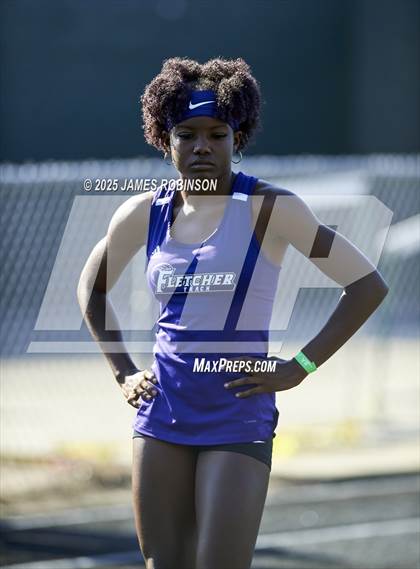 Thumbnail 3 in Gateway Conference Championships (400m) photogallery.