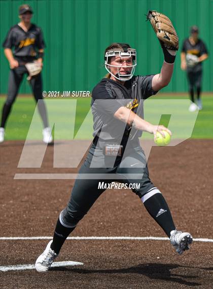 Thumbnail 1 in Lake Belton vs Liberty (UIL 4A Regional Playoff) photogallery.