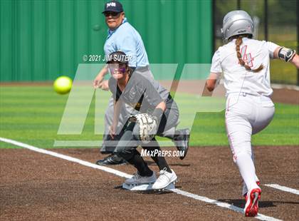 Thumbnail 3 in Lake Belton vs Liberty (UIL 4A Regional Playoff) photogallery.