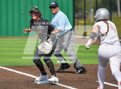 Thumbnail 2 in Lake Belton vs Liberty (UIL 4A Regional Playoff) photogallery.