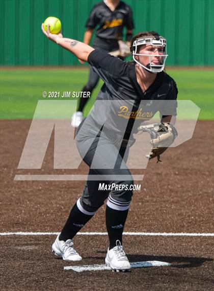 Thumbnail 3 in Lake Belton vs Liberty (UIL 4A Regional Playoff) photogallery.