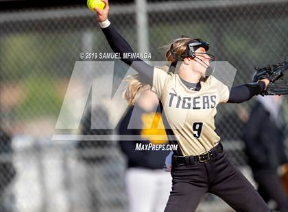 Thumbnail 2 in Lincoln Southeast vs. Fremont photogallery.