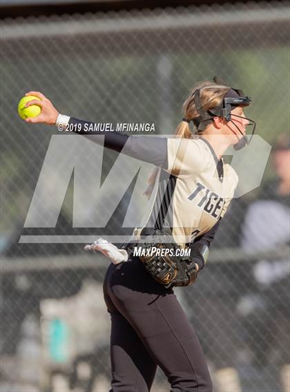 Thumbnail 3 in Lincoln Southeast vs. Fremont photogallery.