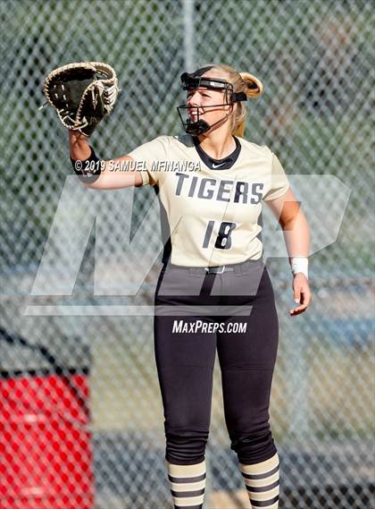 Thumbnail 2 in Lincoln Southeast vs. Fremont photogallery.