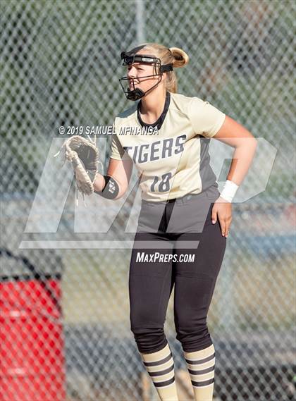 Thumbnail 3 in Lincoln Southeast vs. Fremont photogallery.