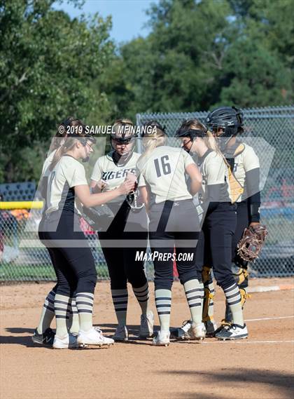 Thumbnail 1 in Lincoln Southeast vs. Fremont photogallery.