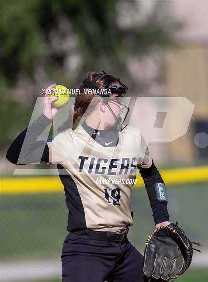 Thumbnail 2 in Lincoln Southeast vs. Fremont photogallery.