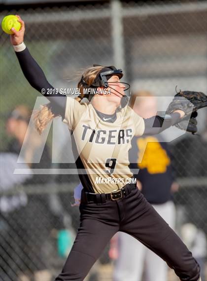 Thumbnail 3 in Lincoln Southeast vs. Fremont photogallery.