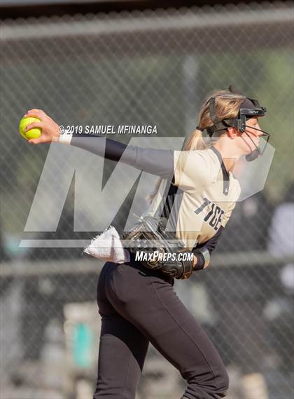 Thumbnail 2 in Lincoln Southeast vs. Fremont photogallery.