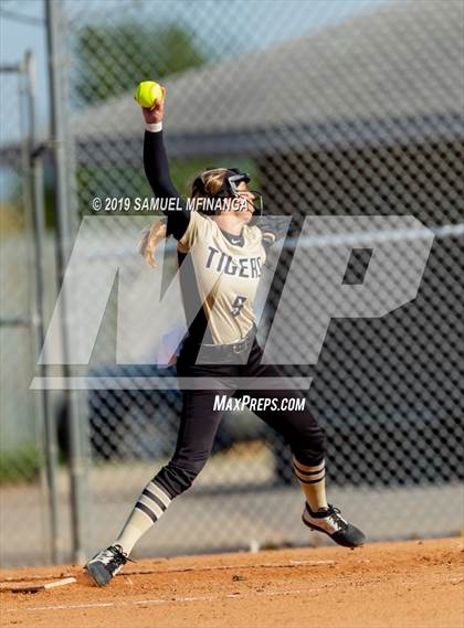 Thumbnail 2 in Lincoln Southeast vs. Fremont photogallery.