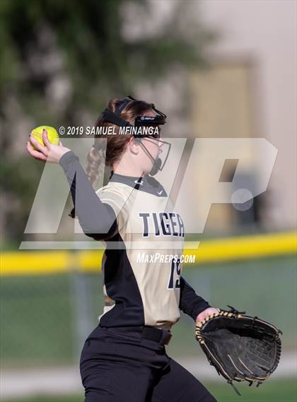 Thumbnail 3 in Lincoln Southeast vs. Fremont photogallery.