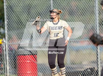 Thumbnail 1 in Lincoln Southeast vs. Fremont photogallery.