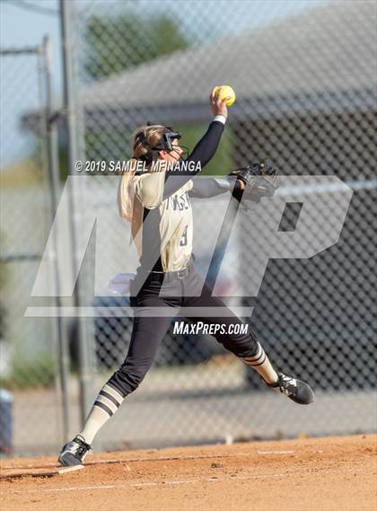 Thumbnail 1 in Lincoln Southeast vs. Fremont photogallery.