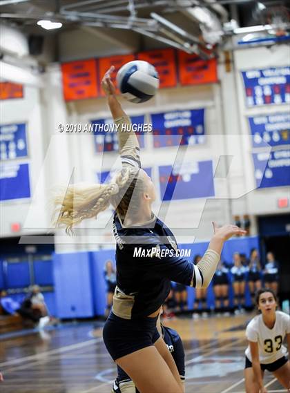 Thumbnail 2 in Bayport-Blue Point vs. St Francis Prep (Long Beach Invitational) photogallery.