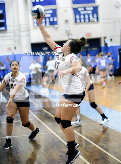 Thumbnail 3 in Bayport-Blue Point vs. St Francis Prep (Long Beach Invitational) photogallery.