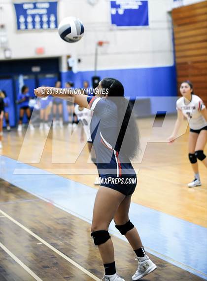 Thumbnail 2 in Bayport-Blue Point vs. St Francis Prep (Long Beach Invitational) photogallery.