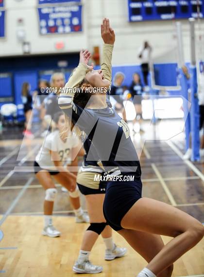 Thumbnail 2 in Bayport-Blue Point vs. St Francis Prep (Long Beach Invitational) photogallery.