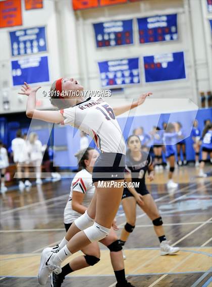 Thumbnail 2 in Bayport-Blue Point vs. St Francis Prep (Long Beach Invitational) photogallery.