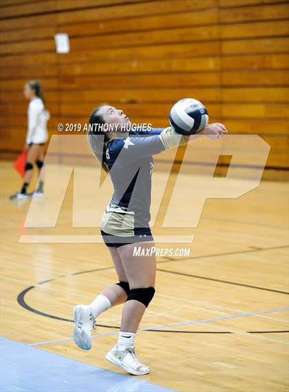 Thumbnail 2 in Bayport-Blue Point vs. St Francis Prep (Long Beach Invitational) photogallery.