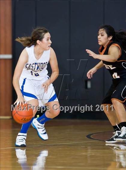 Thumbnail 3 in Eastwood vs. Dobie (McDonald's Texas Invitational) photogallery.