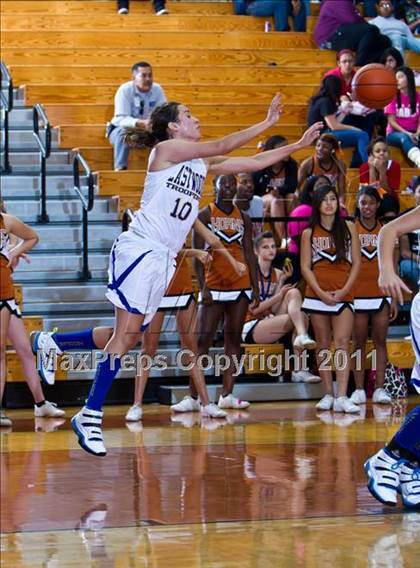 Thumbnail 2 in Eastwood vs. Dobie (McDonald's Texas Invitational) photogallery.
