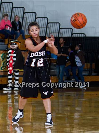 Thumbnail 2 in Eastwood vs. Dobie (McDonald's Texas Invitational) photogallery.