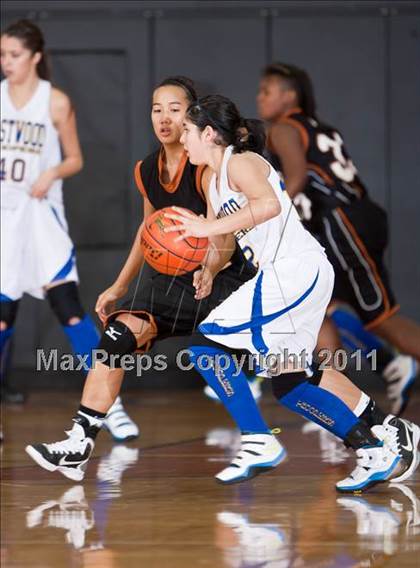 Thumbnail 2 in Eastwood vs. Dobie (McDonald's Texas Invitational) photogallery.